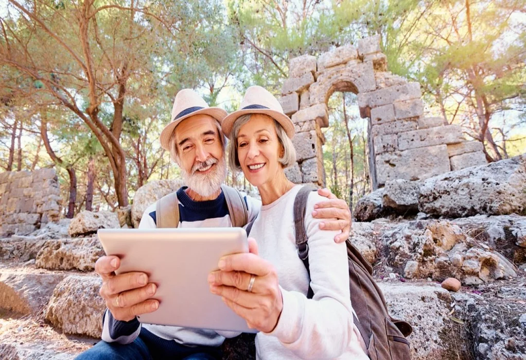 tourists 1280x720 1